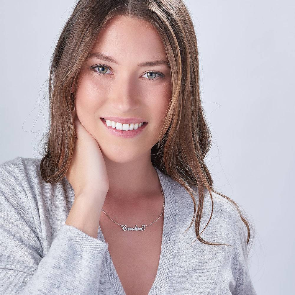 Collar con Nombre Estilo Carrie Pequeño en Oro Blanco de 14 Kt-1 foto de producto