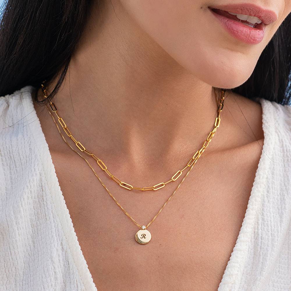 Collar Inicial Círculo Pequeño con Diamante en Chapa de Oro-1 Collar Inicial Círculo Pequeño con Diamante en Chapa de Oro-1 foto de producto