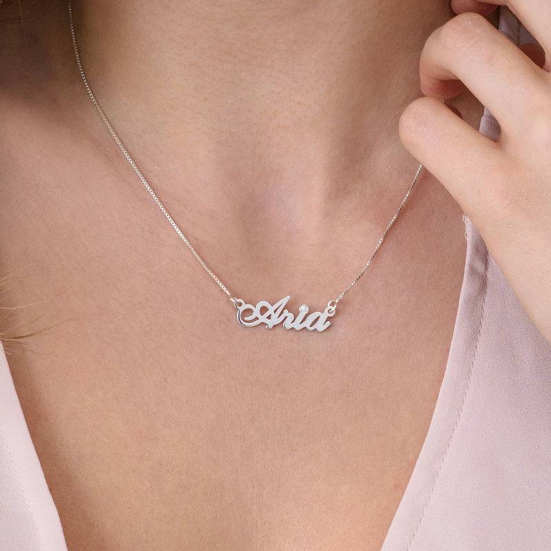 Collar con Nombre Hollywood Pequeño con 0.02ct Diamante en Plata Esterlina-3 foto de producto