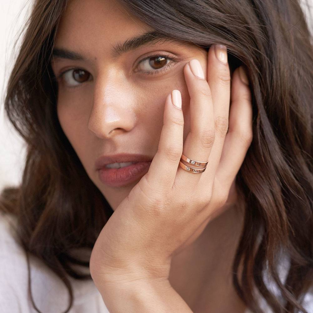 Anillo Apilable con Nombre y Piedra de Nacimiento en Chapa de Oro Rosa-4 foto de producto