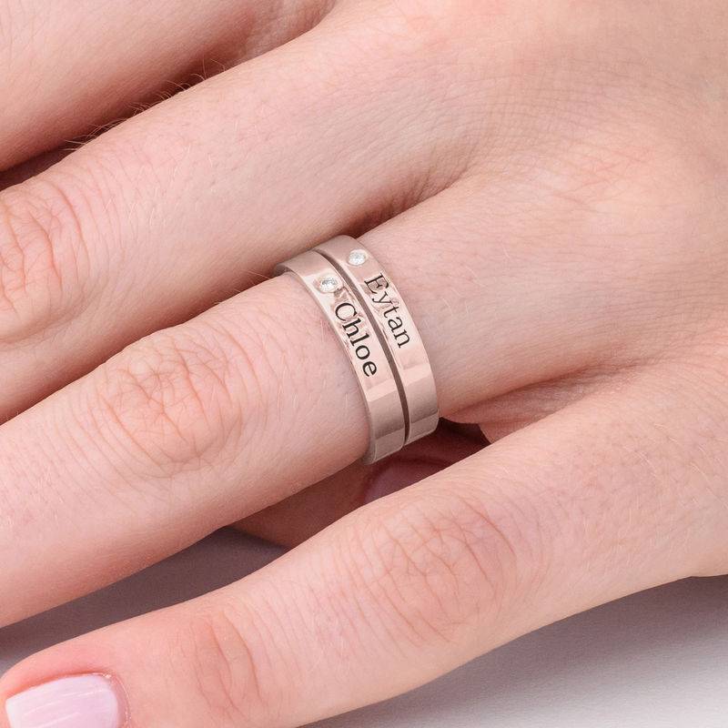 Anillo Apilabile con Nombre y Diamante en Chapa de Oro Rosa-4 Anillo Apilabile con Nombre y Diamante en Chapa de Oro Rosa-4 foto de producto