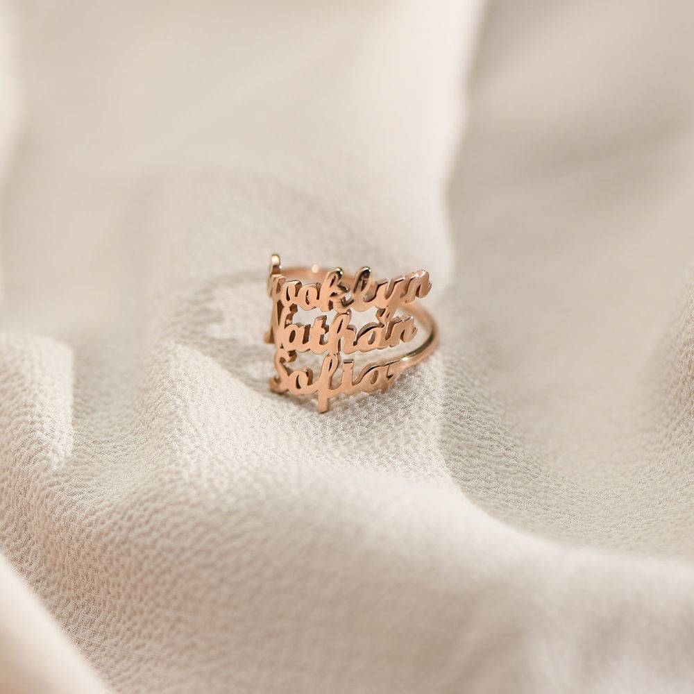 Anillo con Triple Nombre Script en Chapa de Oro Rosa-2 Anillo con Triple Nombre Script en Chapa de Oro Rosa-2 foto de producto
