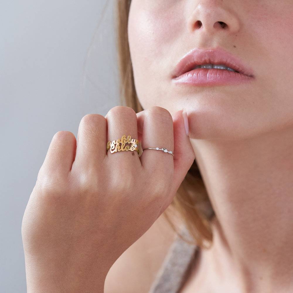 Anillo con Doble Nombre Script y Diamante en Vermeil de Oro-1 Anillo con Doble Nombre Script y Diamante en Vermeil de Oro-1 foto de producto