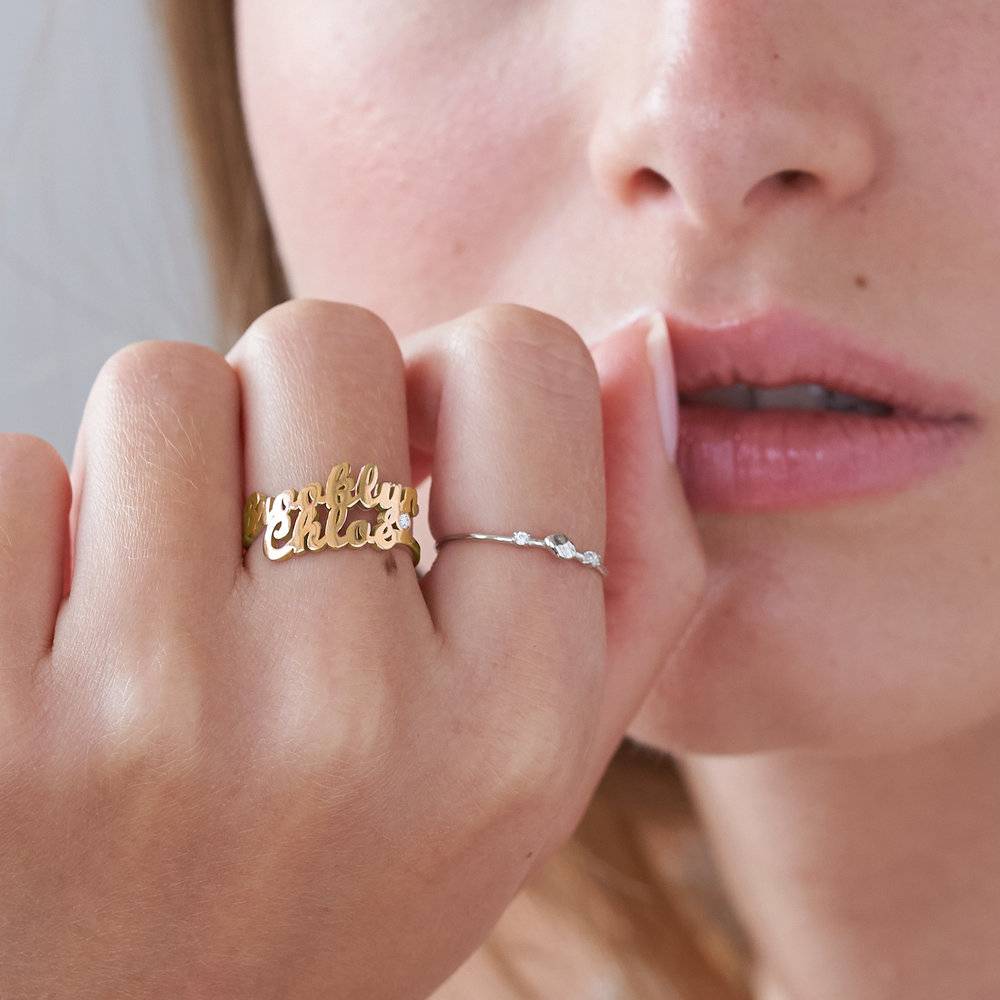 Anillo con Doble Nombre Script y Diamante en Vermeil de Oro-4 Anillo con Doble Nombre Script y Diamante en Vermeil de Oro-4 foto de producto