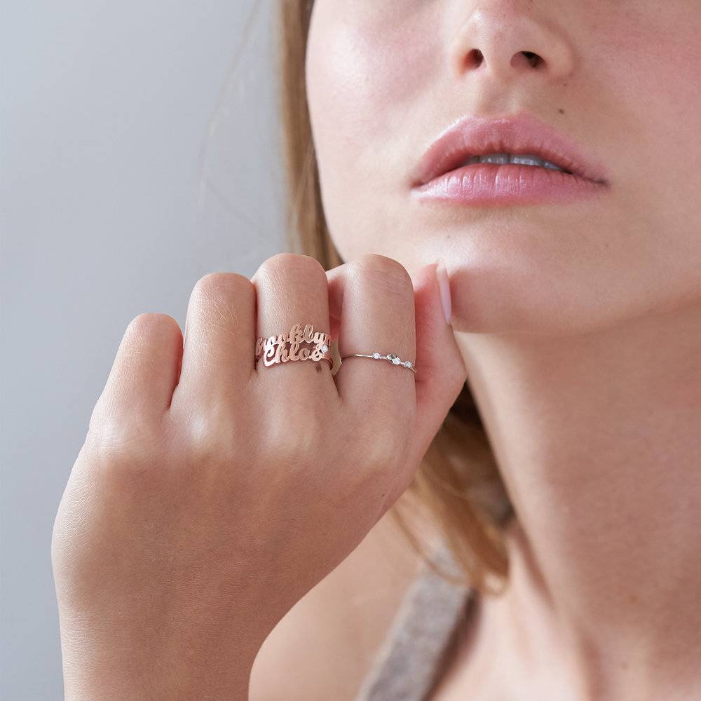 Anillo con Doble Nombre Script y Diamante en Chapa de Oro Rosa-1 foto de producto