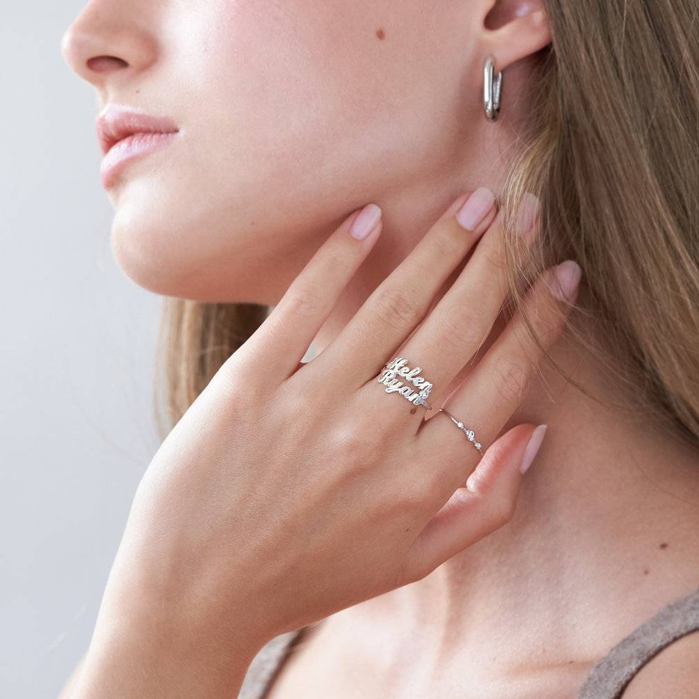 Anillo con Doble Nombre Script y Diamante en Plata-1 foto de producto