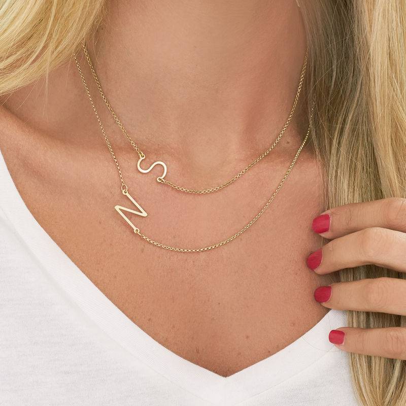 Collar con Inicial Lateral Chapado en Oro de 18k-1 foto de producto