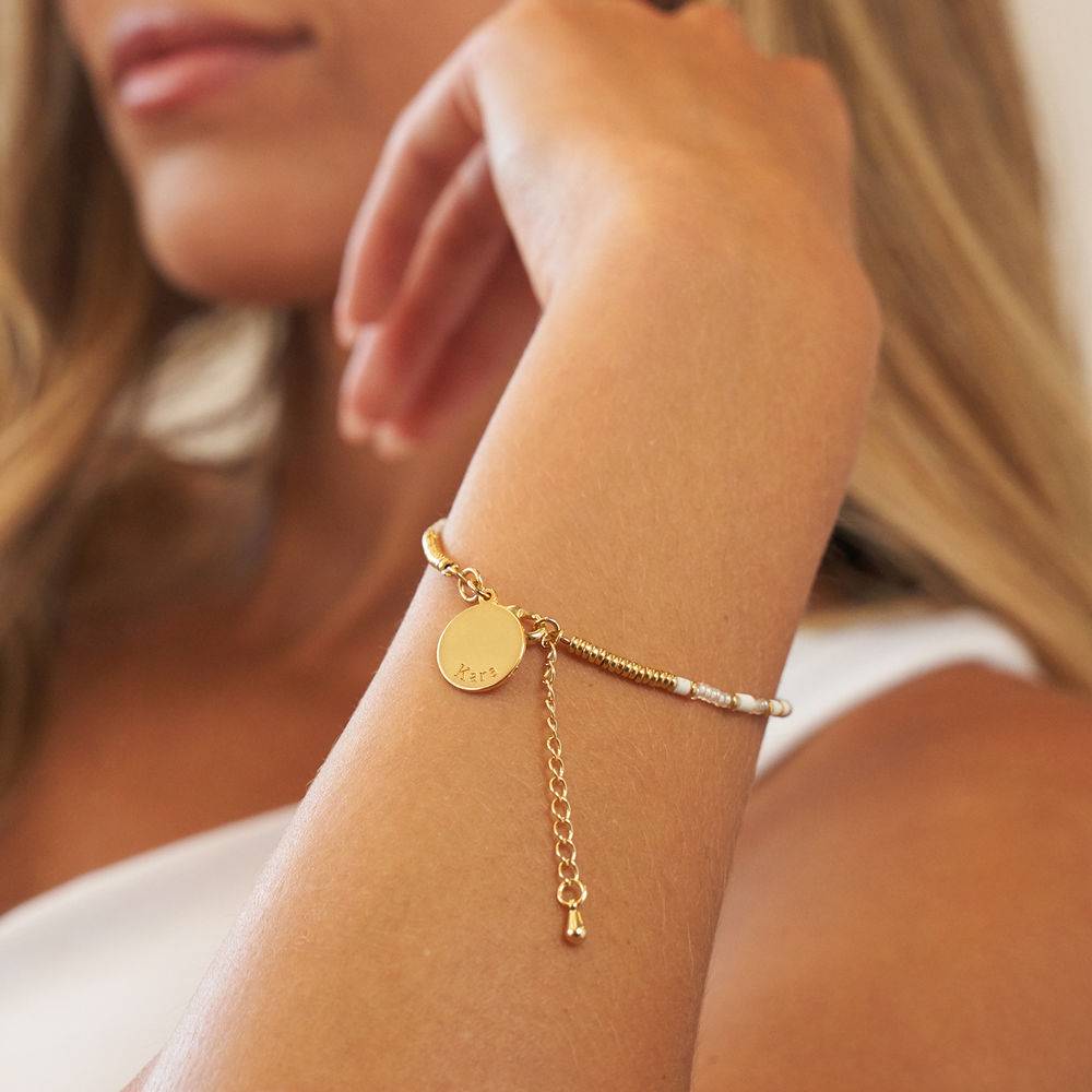 Pulsera / Tobillera de Cuentas de Vainilla con Colgante Grabado en Chapa de Oro-3 Pulsera / Tobillera de Cuentas de Vainilla con Colgante Grabado en Chapa de Oro-3 foto de producto