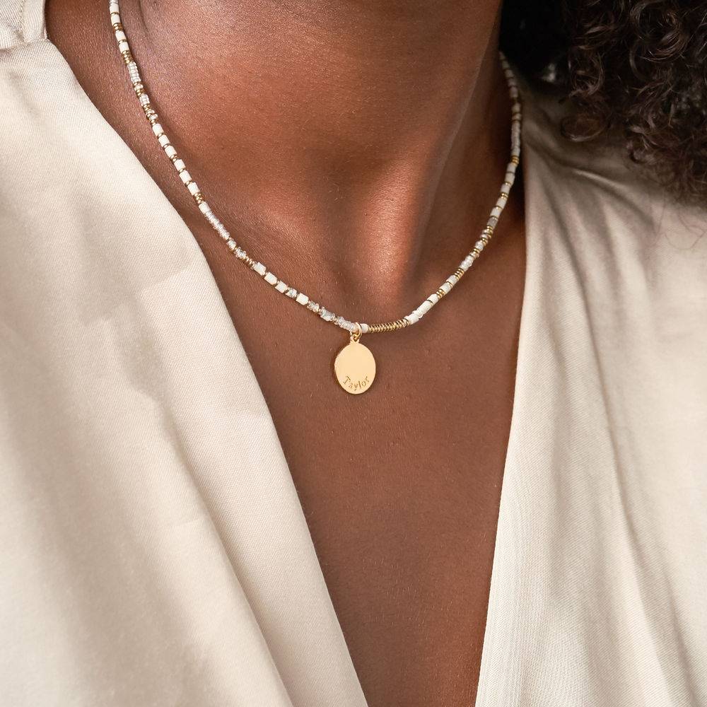 Collar de Cuentas de Vainilla con Colgante Grabado en Chapa de Oro-1 Collar de Cuentas de Vainilla con Colgante Grabado en Chapa de Oro-1 foto de producto