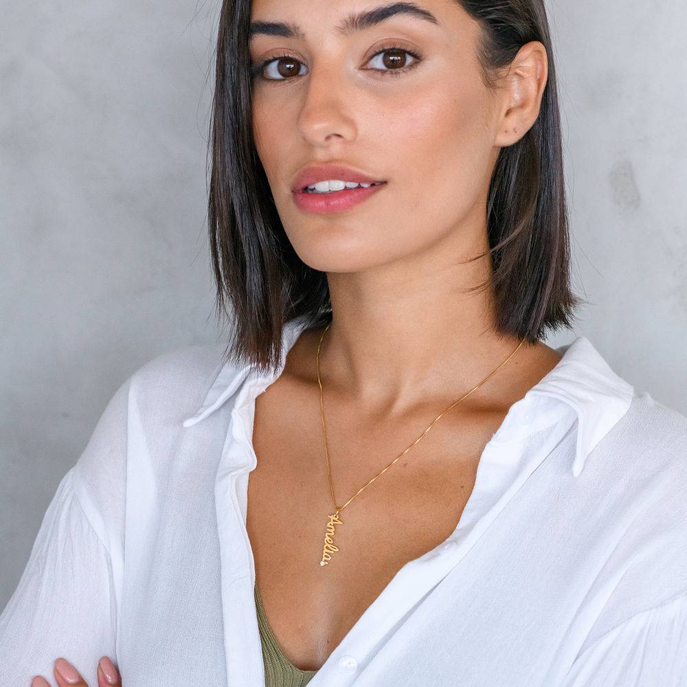 Collar con Nombre Vertical en Cursiva con Diamante en Baño de Oro-3 Collar con Nombre Vertical en Cursiva con Diamante en Baño de Oro-3 foto de producto