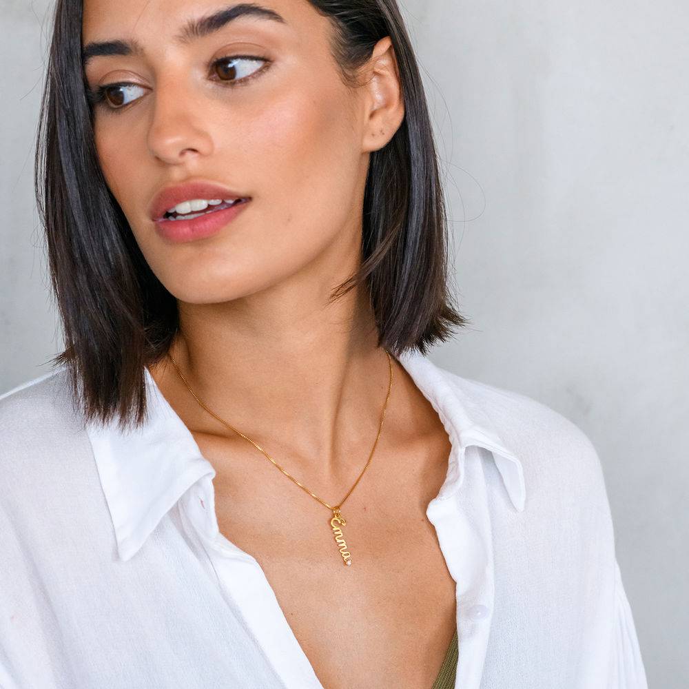 Collar con Nombre Vertical en Cursiva con Diamante en Vermeil de Oro-3 foto de producto