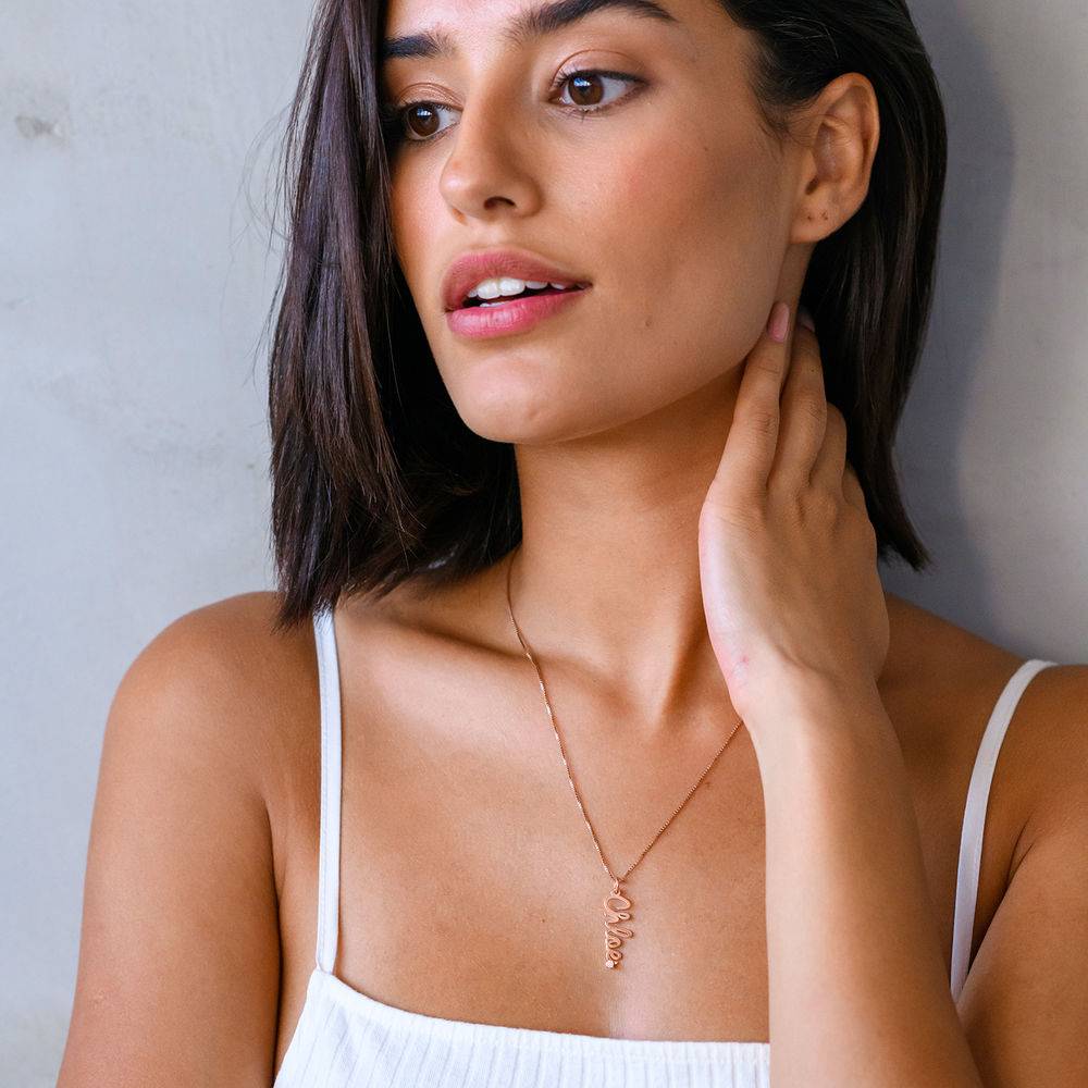 Collar con Nombre Vertical en Cursiva con Diamante en Chapa de Oro Rosa-3 Collar con Nombre Vertical en Cursiva con Diamante en Chapa de Oro Rosa-3 foto de producto