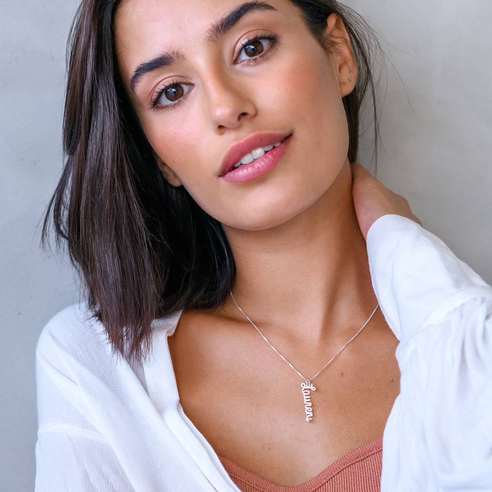 Collar con Nombre Vertical en Cursiva con Diamante en Plata Esterlina-3 foto de producto