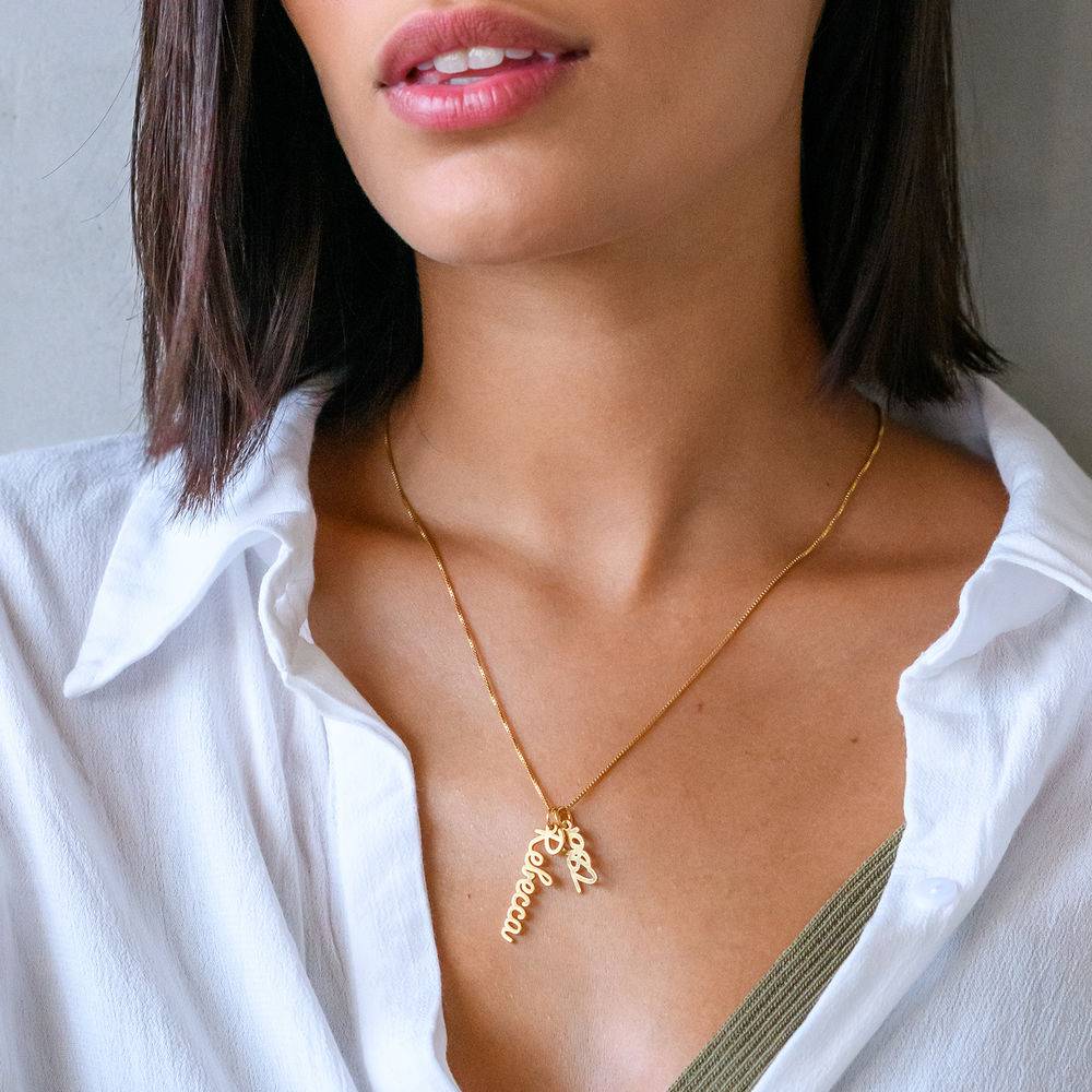 Collar con Nombre Vertical en Cursiva en Vermeil de Oro-3 Collar con Nombre Vertical en Cursiva en Vermeil de Oro-3 foto de producto