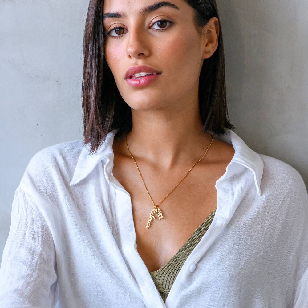 Collar con Nombre Vertical en Cursiva en Vermeil de Oro-4 Collar con Nombre Vertical en Cursiva en Vermeil de Oro-4 foto de producto