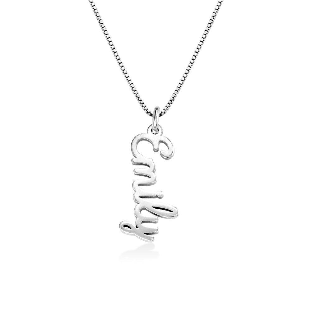 Collar con Nombre Vertical en Cursiva en Plata Esterlina-4 Collar con Nombre Vertical en Cursiva en Plata Esterlina-4 foto de producto