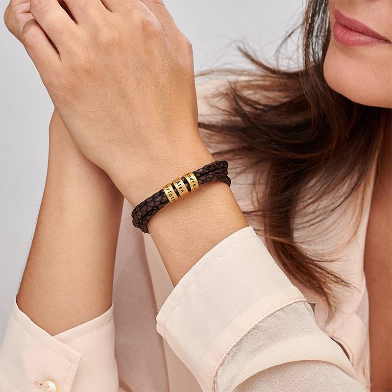 Pulsera de Cuero Marrón Trenzado para Mujer con Cuentas Grabadas en Chapa de Oro-3 foto de producto