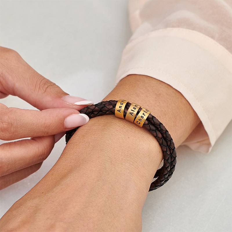 Pulsera de Cuero Marrón Trenzado para Mujer con Cuentas Grabadas en Chapa de Oro-4 foto de producto
