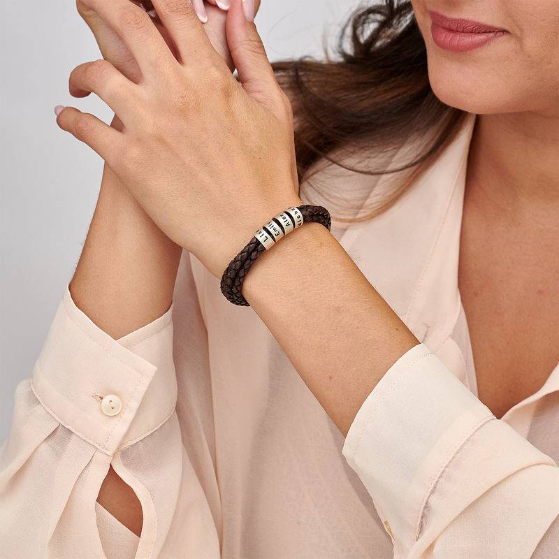 Pulsera de Cuero Marrón Trenzado para Mujer con Cuentas Grabadas en Plata Esterlina-2 foto de producto